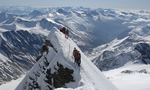 Kétszázötven méteres zuhanást élt túl három hegymászó Ausztriában
