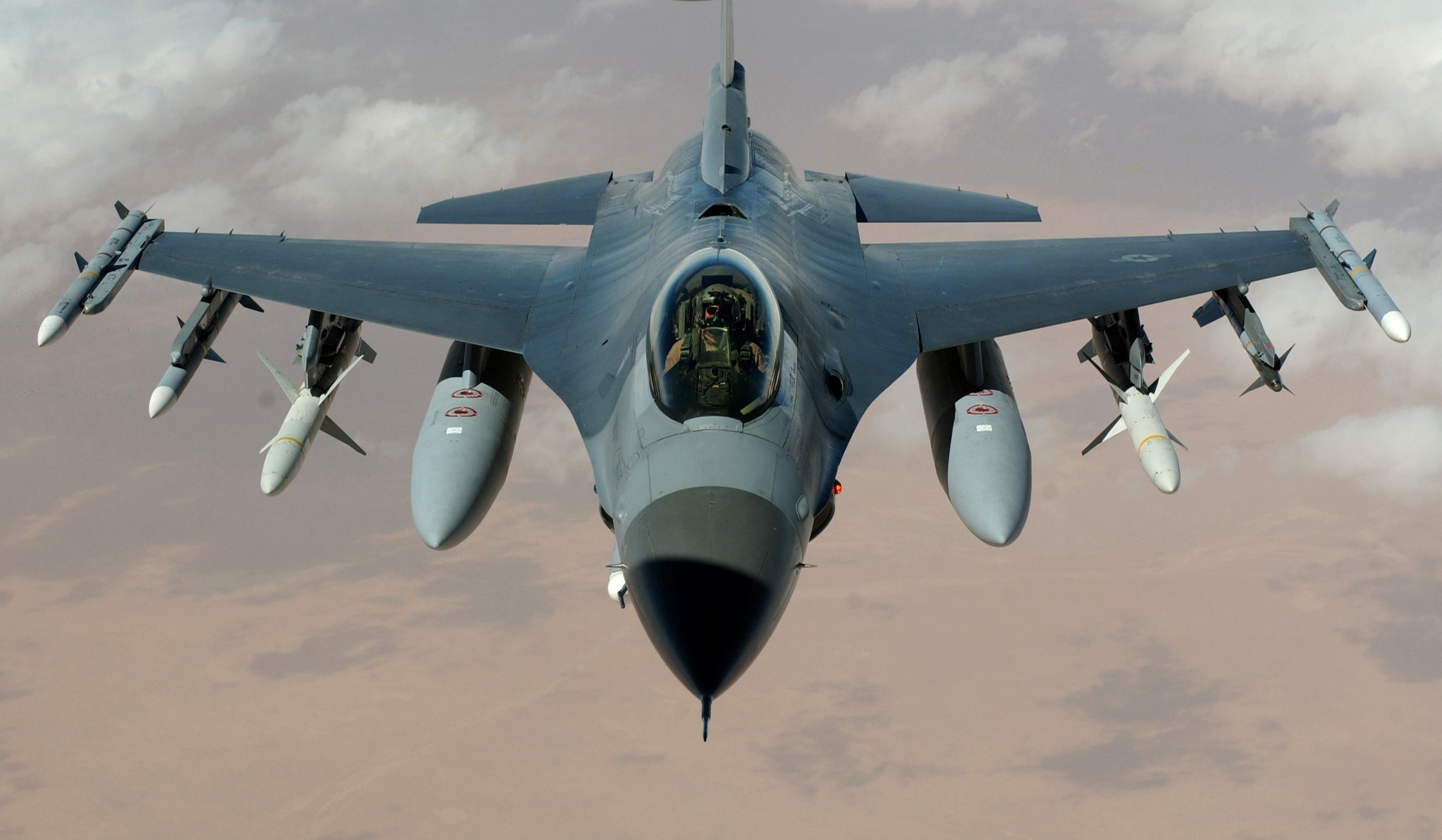 Washington nyolc F-16-os vadászbombázót szállít Kairónak
