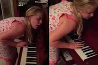 Zongorán játszik álmában a 12 éves alvajáró kislány – videó