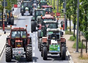 Tejpiac - Demonstráló gazdák akadályozzák a közúti forgalmat Brüsszel és Luxembourg között