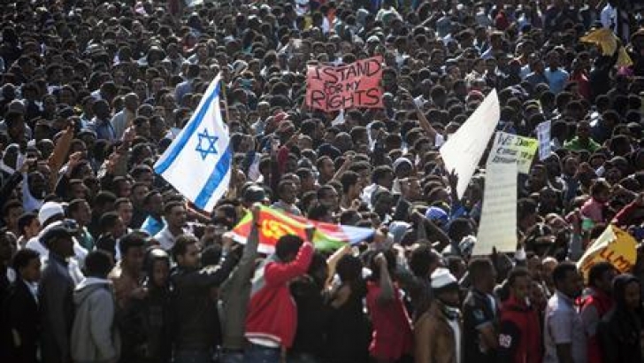 Megkezdték a menekülttáborba zárt afrikaiak szabadon engedését Izraelben