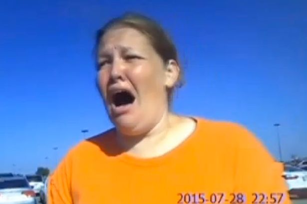 Így reagált az anya, mikor rájött, hogy forró kocsiban hagyta a gyerekét – videó