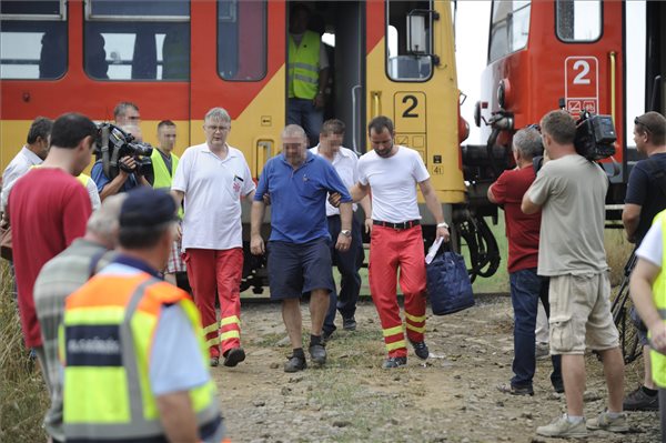 Nógrádi vonatbaleset - Mentők: 21-en sérültek meg