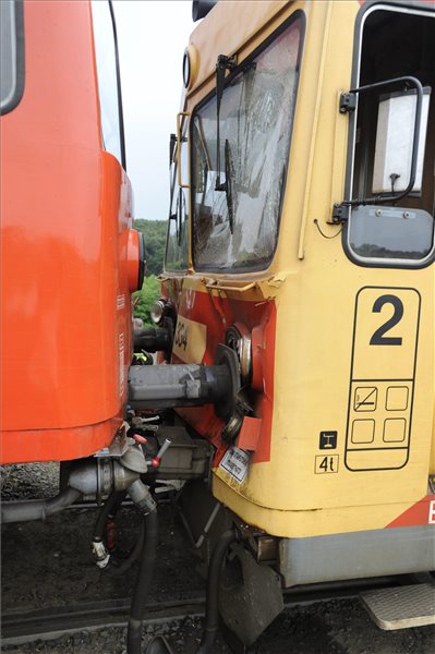 Nógrádi vonatbaleset - Vizsgálat: nem várta be a kijelölt helyen az egyik szerelvény a másikat