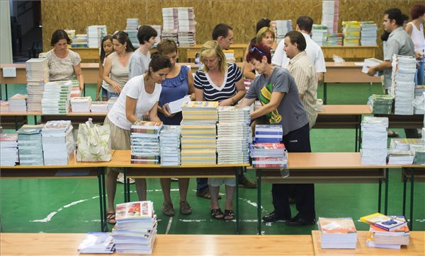Megkezdődött a tankönyvek kiszállítása az iskolákba