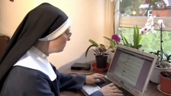 Némasági fogadalma ellenére Facebookozik az apáca