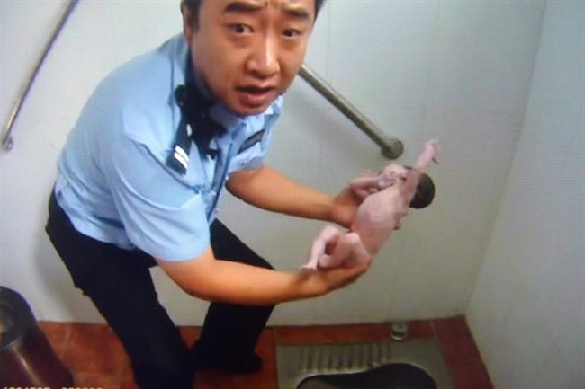 Rendőr húzta ki nyilvános vécébe szorult újszülött kislányt