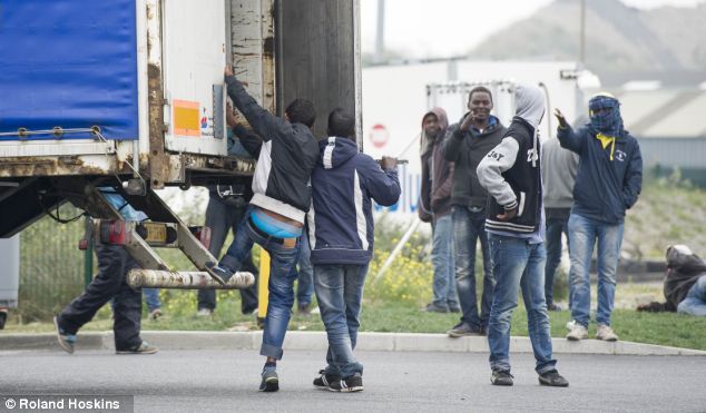 Illegális bevándorlás - Humanitárius megállapodást ír alá Calais-ban a brit és a francia belügyminiszter