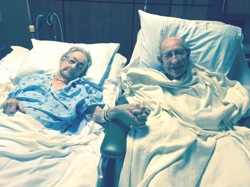 Szívmelengető fotó - a 96 éves bácsi a kórházban is 92 éves felesége mellett akart lenni