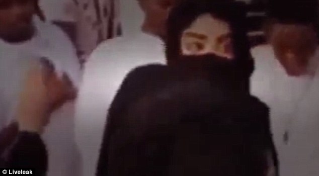 Fátyolba öltözött nőket zaklattak az arab férfiak – videó 18+