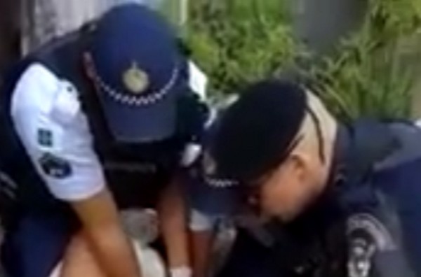 Elképesztő felvétel- rendőrök segítették a világra a kisbabát- 18+ videó