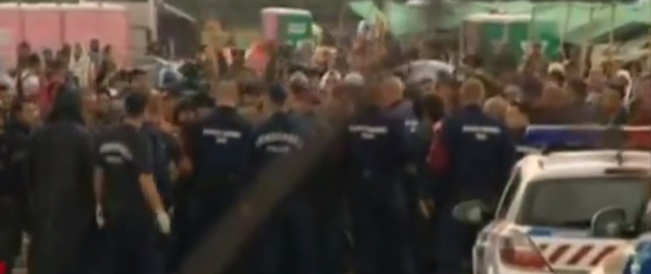 Rendőrökre törtek Röszkénél a migránsok – könnygázt vetettek be! - videók