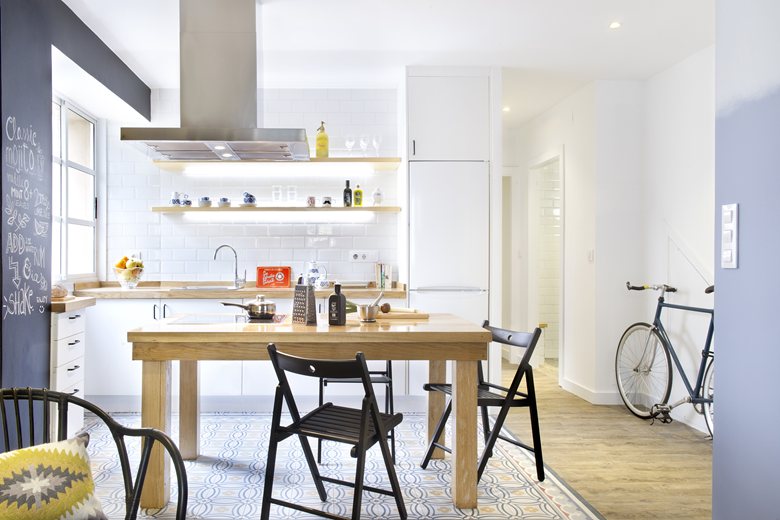small-apartment-in-Spain-dining-table