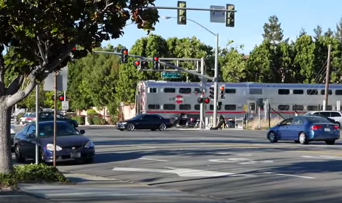 Amikor egy rendőr életet ment a sebes vonat elől- videó