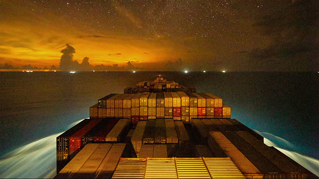 A világ egyik legnagyobb konténerhajójának rakodása - timelapse
