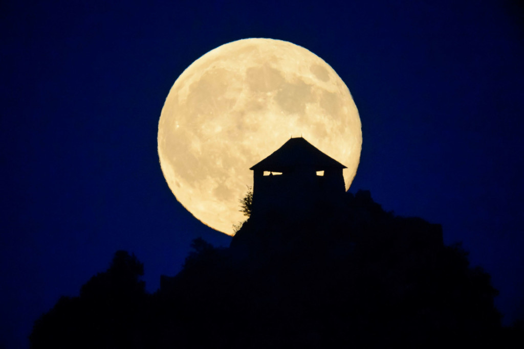 Somoskőújfalu, 2014. július 13. Holdfelkelte a salgói vár mögött Somoskőújfalu közeléből fotózva 2014. július 12-én. A Hold elliptikus pályájának földközeli pontján tartózkodik, ezért 30 százalékkal fényesebbnek és 14 százalékkal nagyobbnak látszik, mint átlagos holdtöltekor. MTI Fotó: Komka Péter