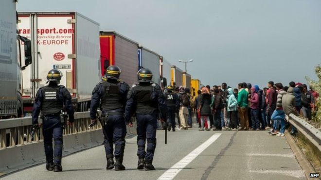 Meghalt egy migráns egy magyar kamionban Calais-nál