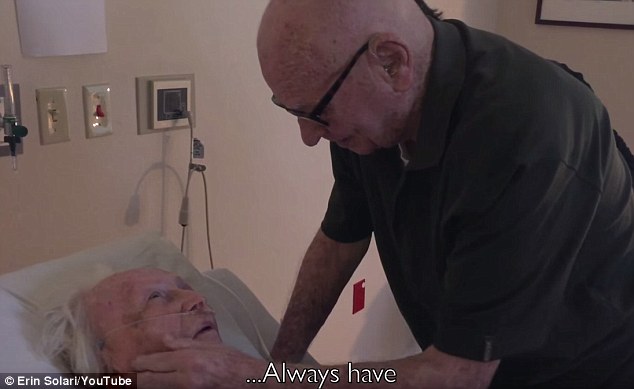 Szívszorító dallal búcsúzott haldokló 93 éves feleségétől az idős bácsi - videó