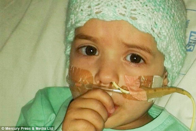 Haldoklik a 2 éves kislány, mert túl későn vették észre, hogy rákja van