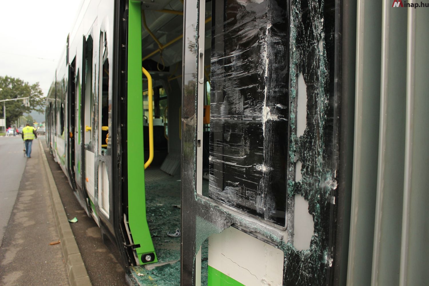 Nem védte ki a villamos sofőr a balesetet Miskolcon - videó