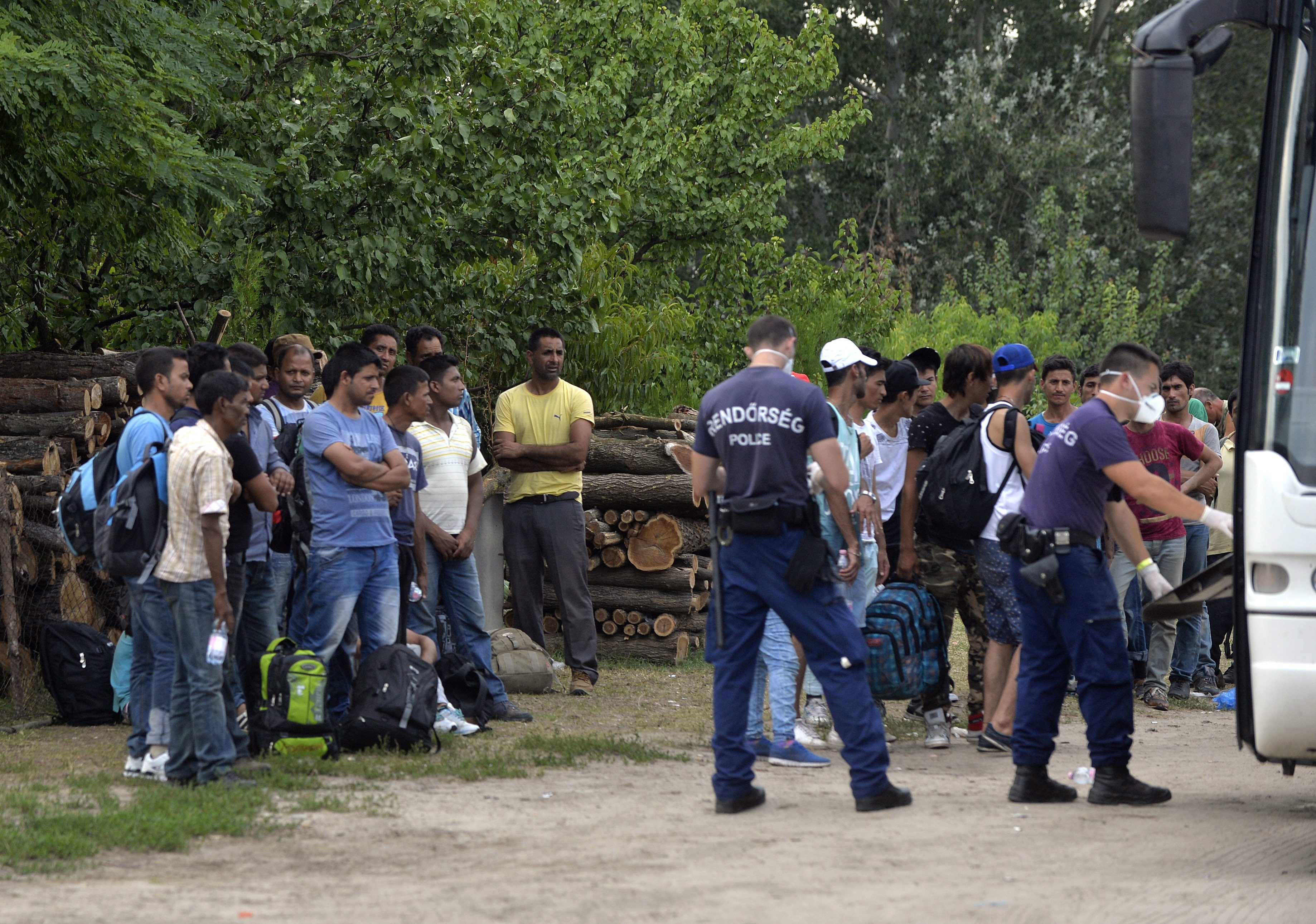 Illegális bevándorlás - Migránsokat fuvarozó sofőröket fogtak el Csongrád megyében