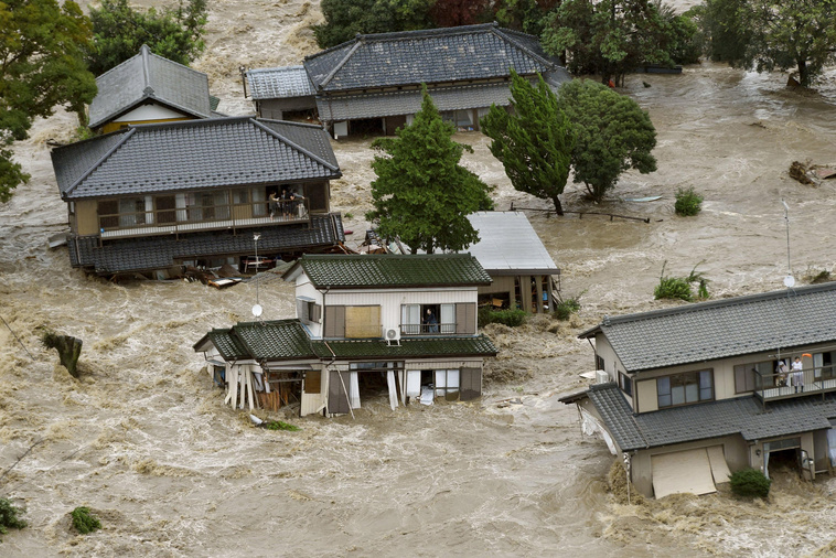 Ötre emelkedett az árvizek áldozatainak száma Japánban, sok az eltűnt