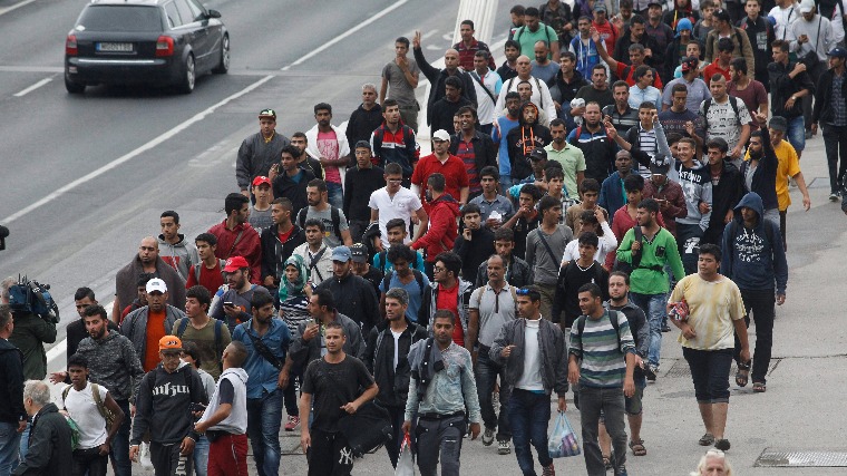 Illegális bevándorlás - Újabb csoport indult el gyalog az osztrák határ felé