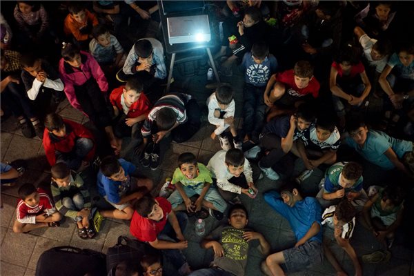 Illegális bevándorlás - Beengedték a migránsokat a Keleti pályaudvar csarnokába