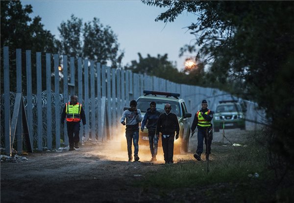 Illegális bevándorlás - Büntetőjogász: nem a menekülteket kriminalizálja a törvényalkotó, hanem az államhatárt védi
