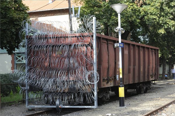 Illegális bevándorlás - Tehervagonnal zárják le a síneket Röszkénél