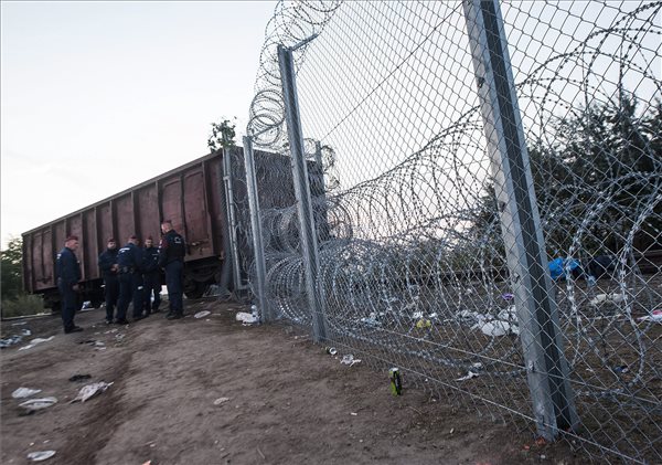 Illegális bevándorlás - M1 - Megrongálták Röszkénél a határkerítést (2. rész)