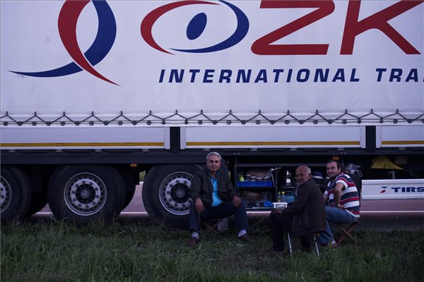 A kamionosok lezárták a határátkelőt a Belgrád-Zágráb autópályán