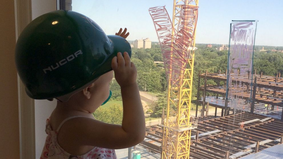 Megható üzenettel bátorították a leukémiás kislányt az építőmunkások