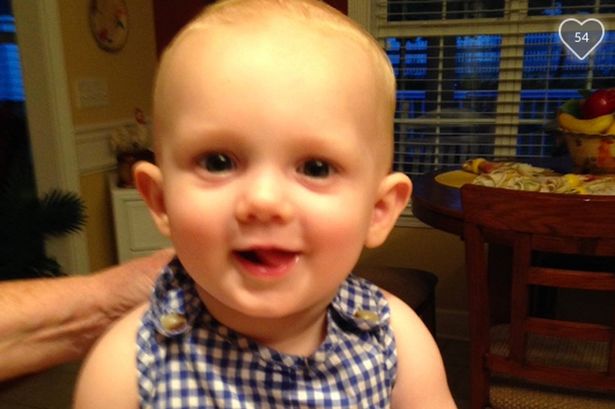 Meghalt a 11 hónapos kisfiú, akit a család a 78 fokos autóban felejtett