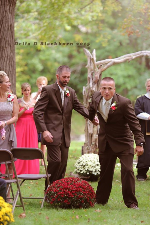 Megható gesztust tett az örömapa a nevelőapa felé a lánya esküvőjén – fotó