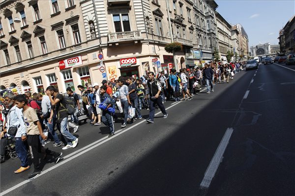 Illegális bevándorlás - Ismét gyalog indultak útnak a menekültek a Keleti pályaudvartól