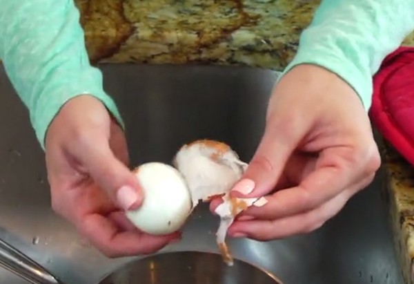 Így kell gyorsan és egyszerűen főtt tojást pucolni- videó