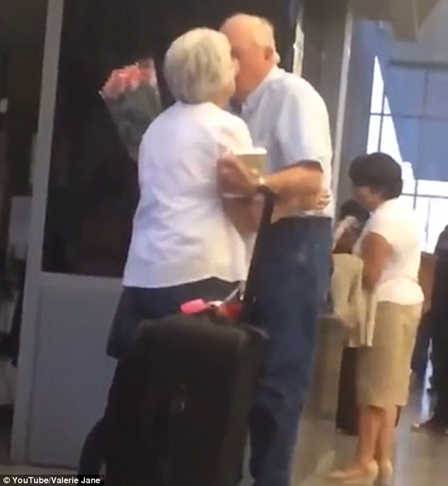 Ilyen lelkesen várta virággal és csókkal a nyugdíjas férfi a feleségét a reptéren- romantikus videó