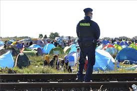 Illegális bevándorlás - Migránsok egy csoportja elhagyta a röszkei gyűjtőpontot