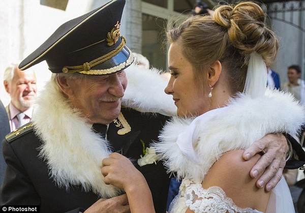 24 éves lányt vette feleségül a 84 éves orosz színész- képek