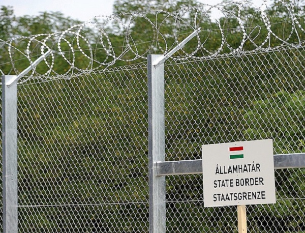 Tekercsekben áll a lebontott drótakadály a magyar-szlovén határon