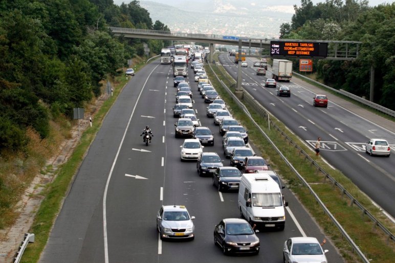 Ismét ellenőrzik az autósokat az osztrák hatóságok Hegyeshalomnál