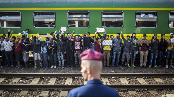 Illegális bevándorlás - A tatabányai vasútállomásra kísérik a Bicskéről indult migránsokat