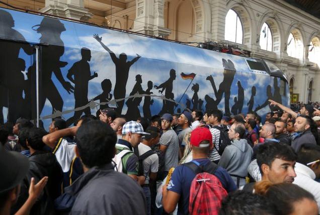Illegális bevándorlás - Több száz migráns elindult a Keleti pályaudvarról