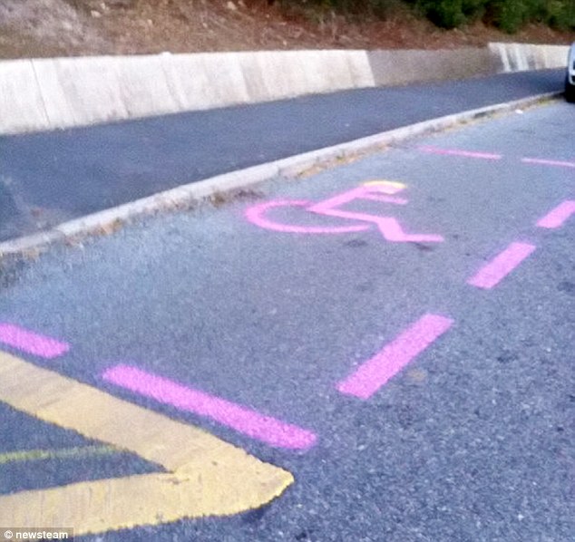 A kerekesszékes anya magának festette fel a mozgáskorlátozott parkolóhelyet