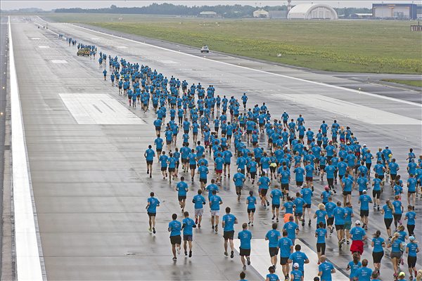 Jótékonysági futóverseny a Liszt Ferenc-repülőtér kifutóján