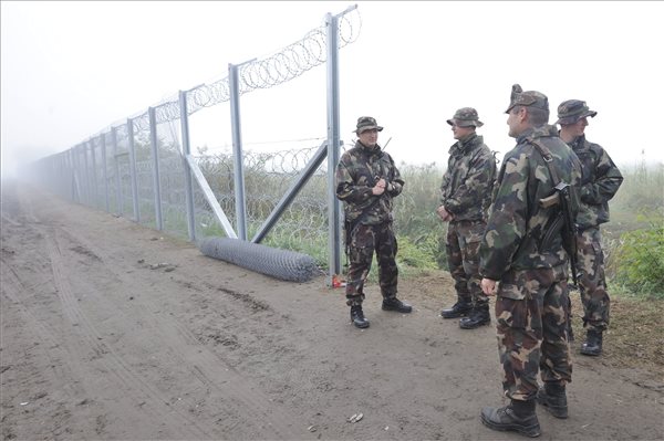 Illegális bevándorlás - Katonák a magyar-szerb határon