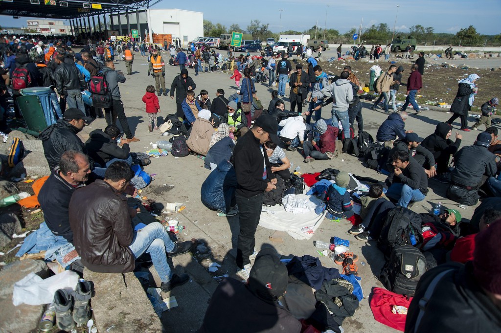 Folyik a menekültek elszállítása a teljesen megtelt ausztriai fogadóközpontokból