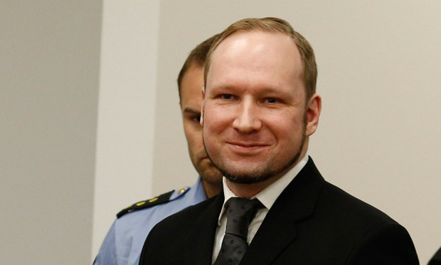 Embertelen bánásmódra hivatkozva perli Norvégiát a tömeggyilkos Breivik