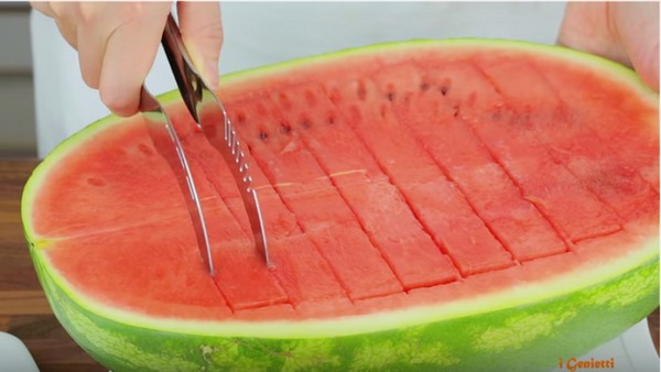 Intelligens eszköz görögdinnye szeleteléshez- videó